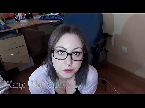 ❤️ 性感的眼镜女孩在镜头前深深地吸吮假阳具 ☑ Sex video❤
